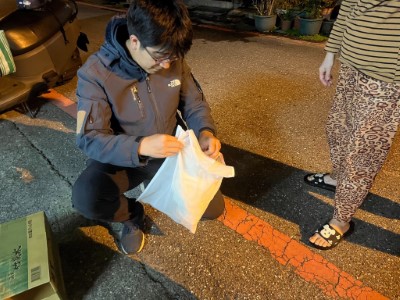 「花蓮人」通報 狐蝠摔落，民間政府合力搶救零時差。